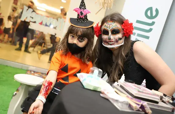 Mulheres De Chapéu No Quarto Da Bruxa No Halloween Imagem de Stock